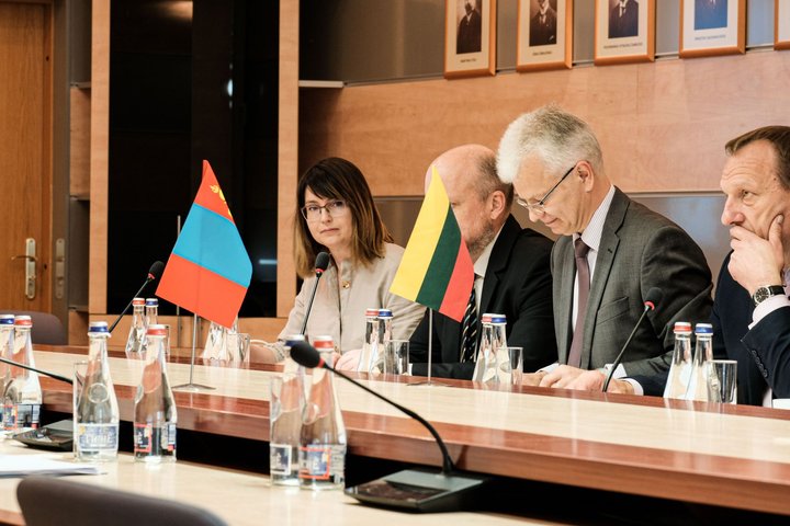 0610-sumin-mongolijos-delegacija-pasirasymas-1.jpg